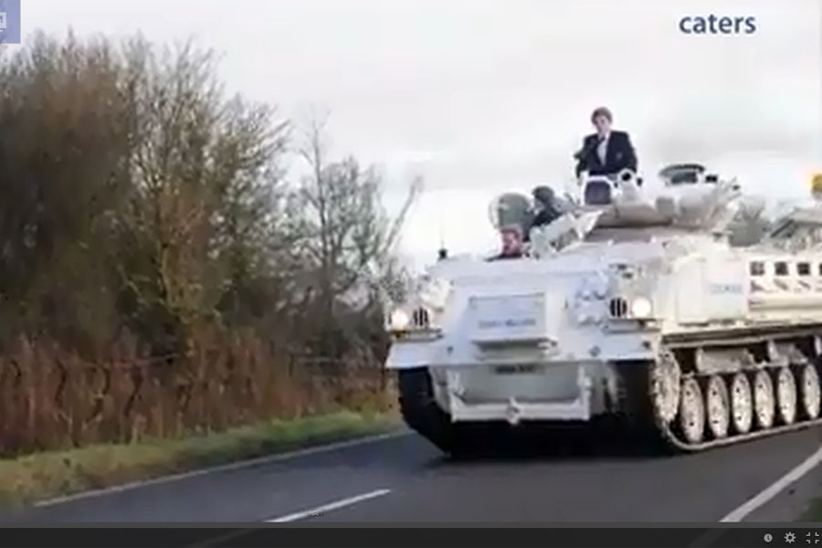 [VIDEO]: Ayah Ini Antar Anak Sekolah Pakai Tank